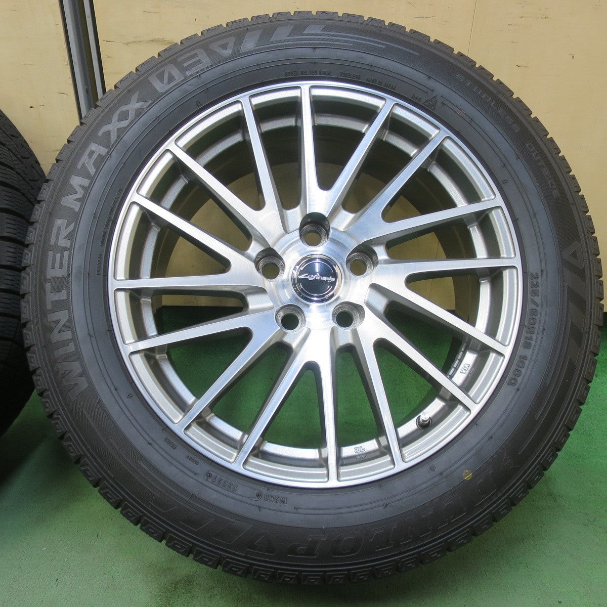 バリ溝！キレイ！9分◎40系 アルファード 等 225/60R18 スタッドレス ダンロップ ウインターマックス 03 Lefinada レフィナーダ 18インチ PCD120/5H◎6070901イス