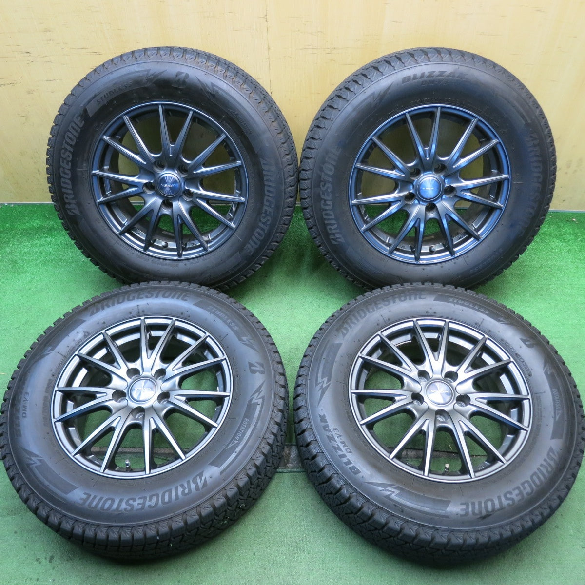バリ溝！22年！キレイ！9.5分◎スタッドレス 215/70R16 ブリヂストン ブリザック DM-V3 VELVA SPORT ヴェルヴァ スポーツ 16インチ PCD114.3/5H◎6081607HAス