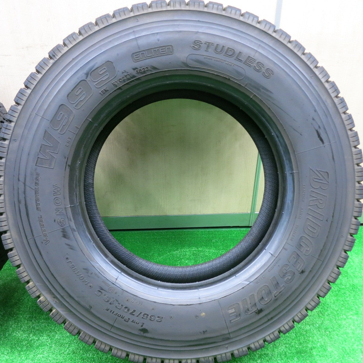 *送料無料* バリ溝！23年！9分★トラック タイヤ 265/70R19.5 140/138J スタッドレス ブリヂストン W999 19.5インチ★4072305HAスタ
