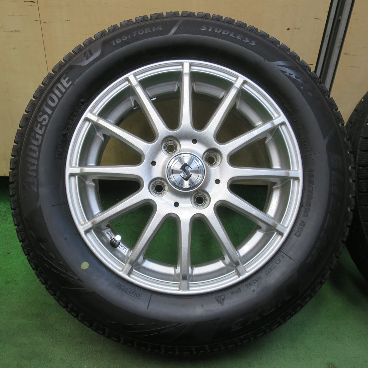 バリ溝！23年！9.5分以上★スタッドレス 165/70R14 ブリヂストン ブリザック VRX3 社外 アルミ 14インチ ソリオ ハスラー 等 PCD100/4H★6022113イス