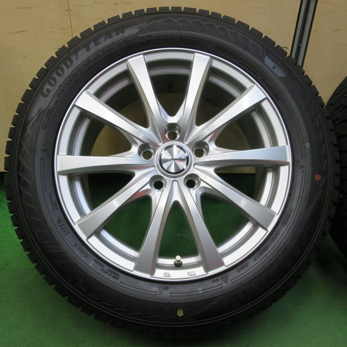 バリ溝！23年！キレイ！ほぼ10分★スタッドレス 215/60R17 グッドイヤー アイスナビ8 ravrion RS01 ラブリオン 17インチ PCD114.3/5H★4123012イス