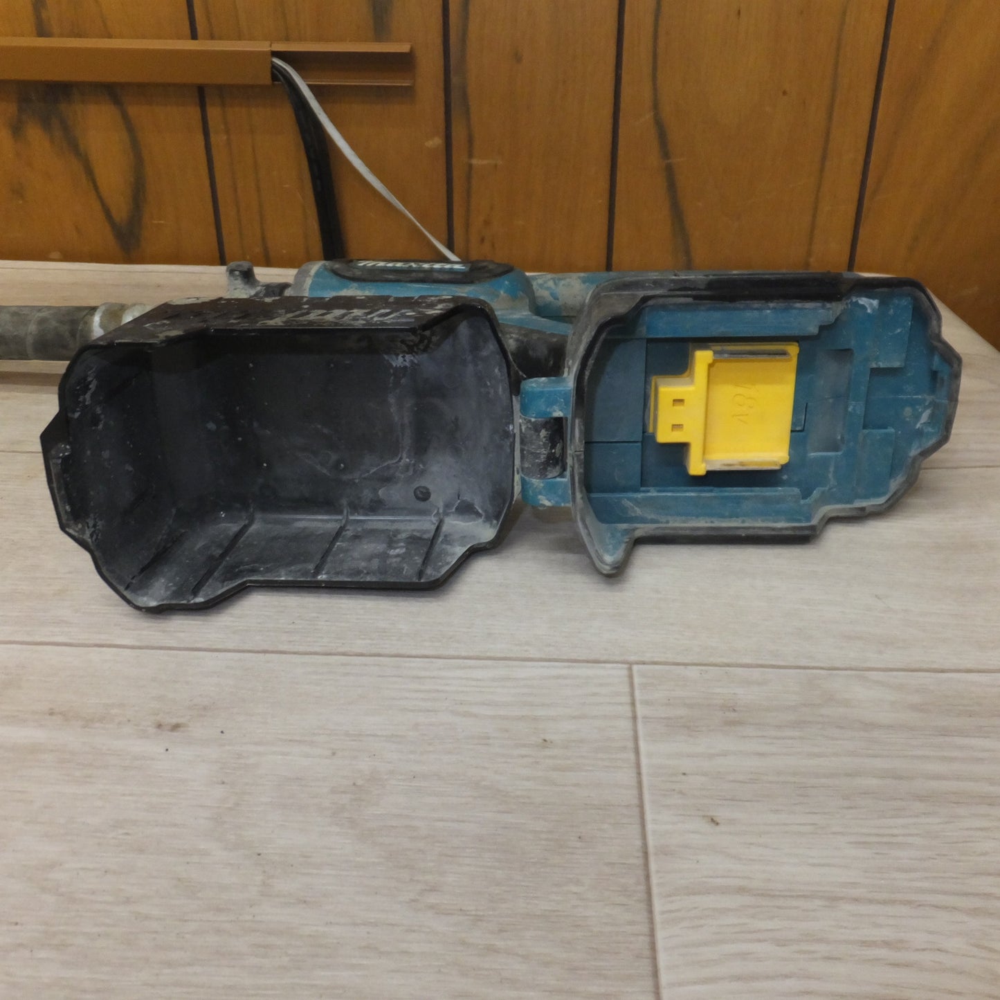 [送料無料] ★マキタ makita 充電式コンクリートバイブレータ VR350D 18V 本体のみ★