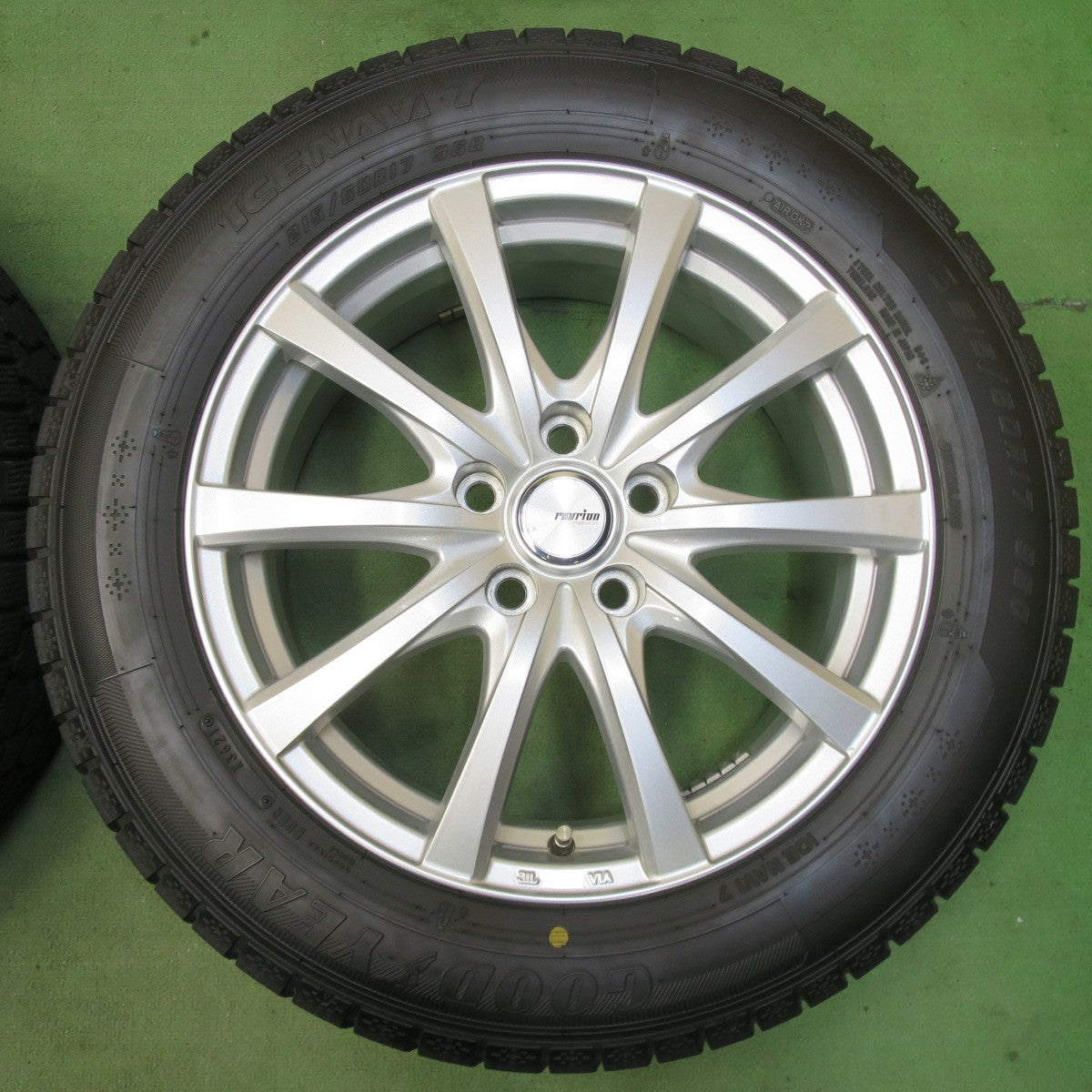 バリ溝！21年！キレイ！9.5分★スタッドレス 215/60R17 グッドイヤー アイスナビ7 ravrion RS01 ラブリオン 17インチ PCD114.3/5H★5120209イス