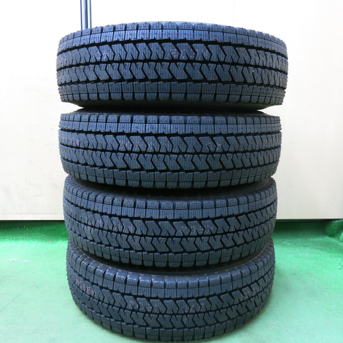 [送料無料] タイヤほぼ未使用！24年！キレイ★KEELER 195/80R15 107/105N スタッドレス ブリヂストン ブリザック VL10 キーラー 15インチ PCD139.7/6H★4122702SYス