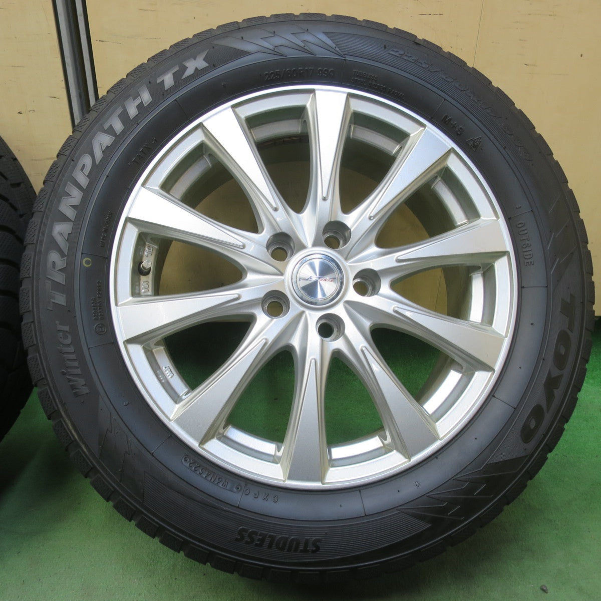 バリ溝！22年！9分★スタッドレス 225/60R17 トーヨー ウインター トランパス TX JOKER ジョーカー 17インチ PCD114.3/5H★6050519イス