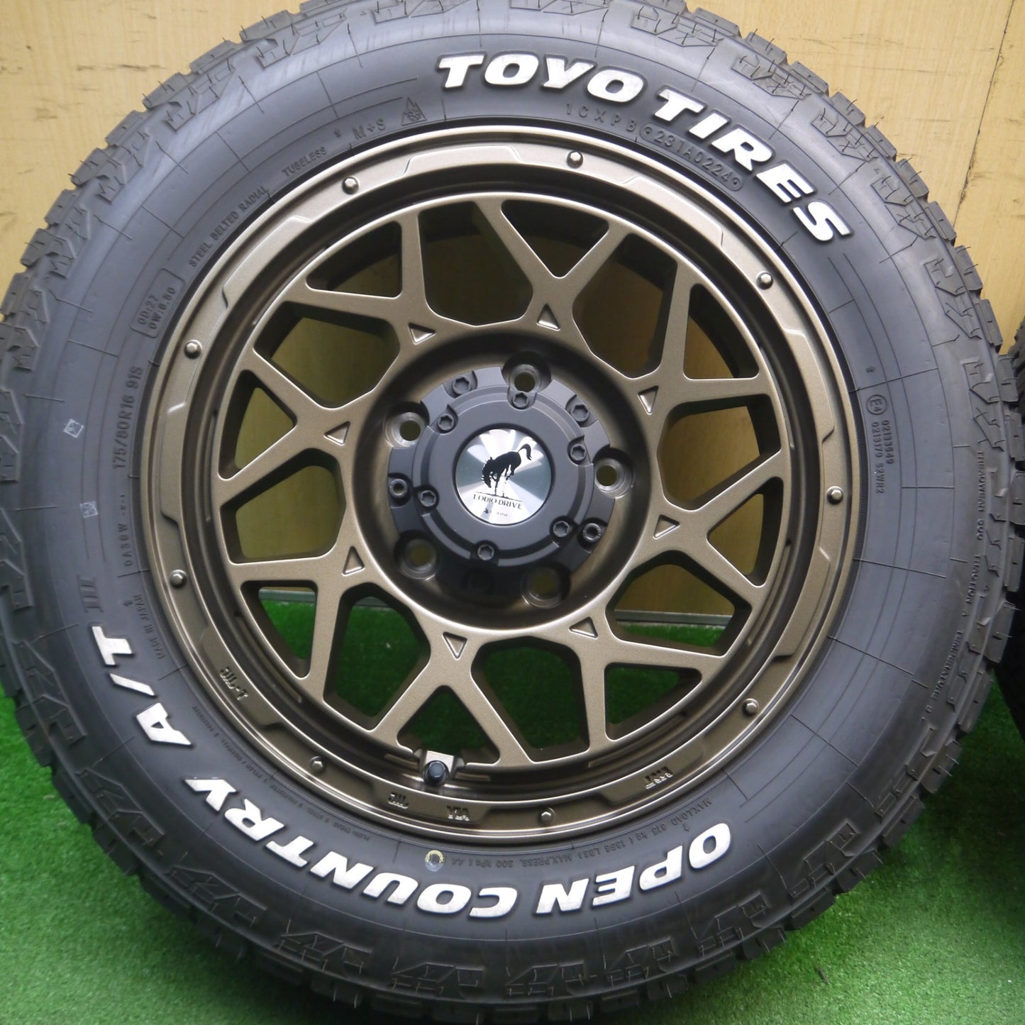 [送料無料] 超バリ溝！24年！キレイ！ほぼ10分★LODIO DRIVE 8M MONO SUPER STAR 175/80R16 トーヨー オープンカントリー A/T Ⅲ ロディオドライブ 16インチ PCD139.7/5H★5022601Hノ