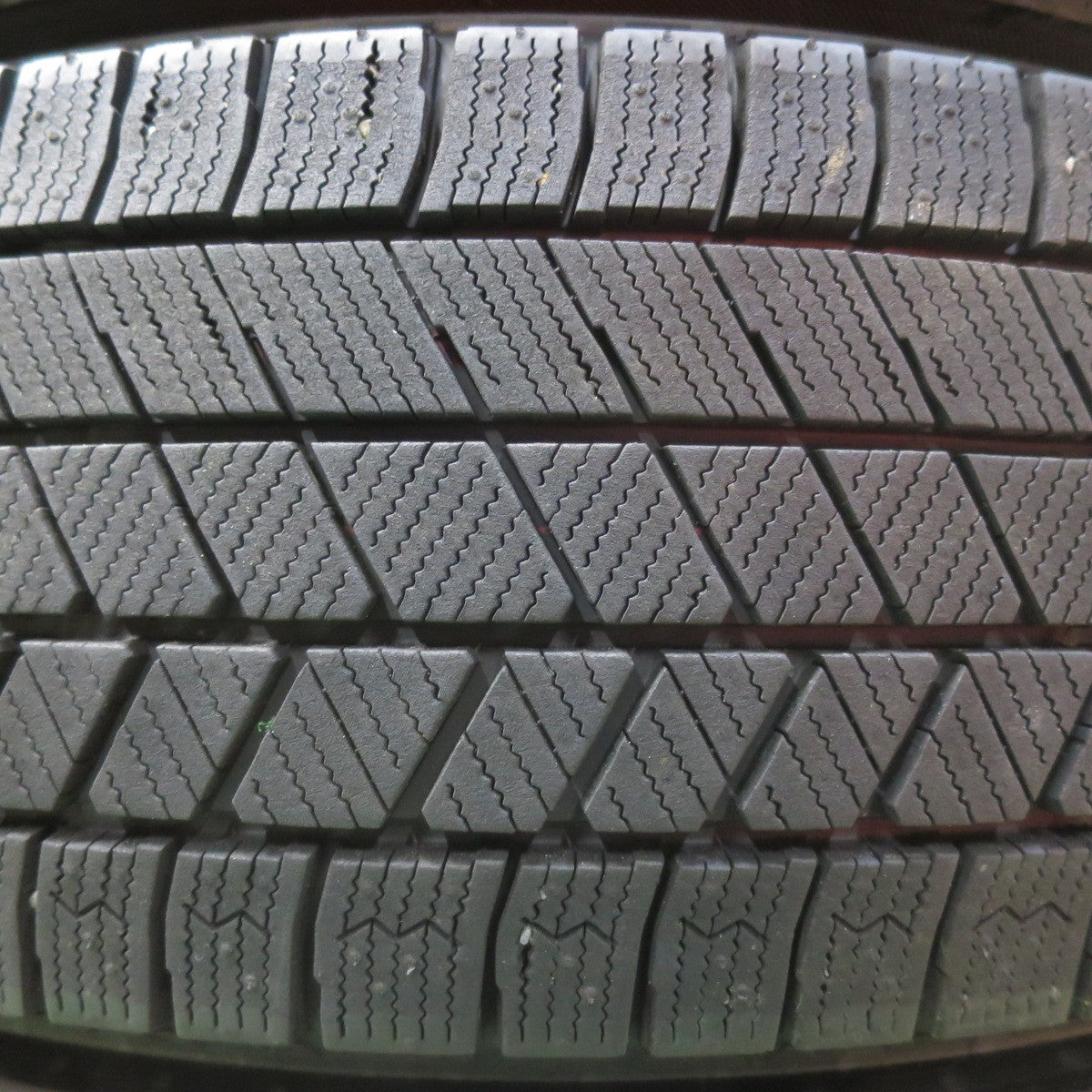 [送料無料] バリ溝！22年！キレイ！9.5分★ライズ ロッキー 等 195/60R17 スタッドレス ブリヂストン ブリザック VRX3 BALMINUM バルミナ 17インチ PCD100/5H★5010710イス
