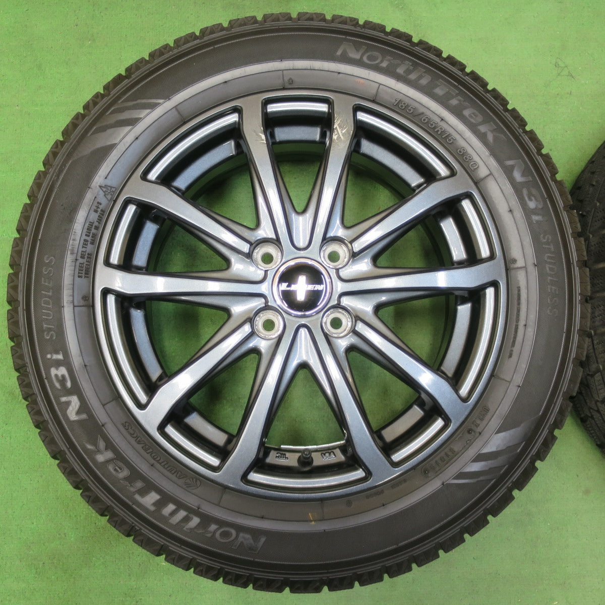 [送料無料] バリ溝！23年！9分★スタッドレス 185/65R15 トーヨー オブザーブ GIZ2 オートバックス ノーストレック N3i LEBEN レーベン 15インチ PCD100/4H★5031709イス