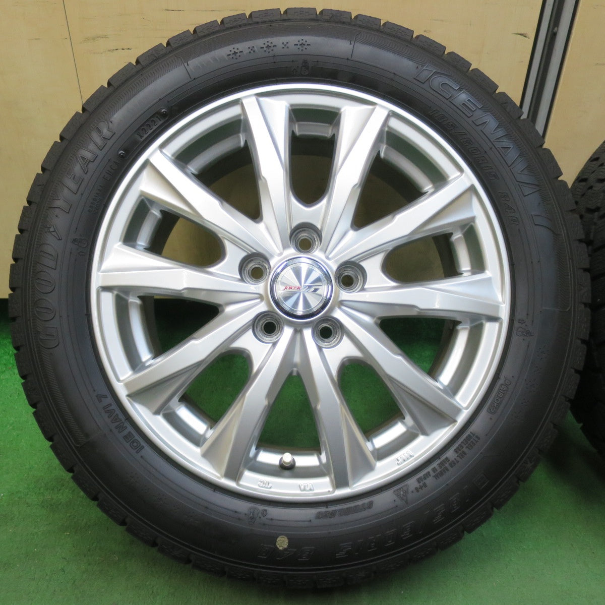 [送料無料] バリ溝！21年！キレイ！9.5分★シエンタ 等 185/60R15 スタッドレス グッドイヤー アイスナビ7 JOKER ジョーカー 15インチ PCD100/5H★5012803イス