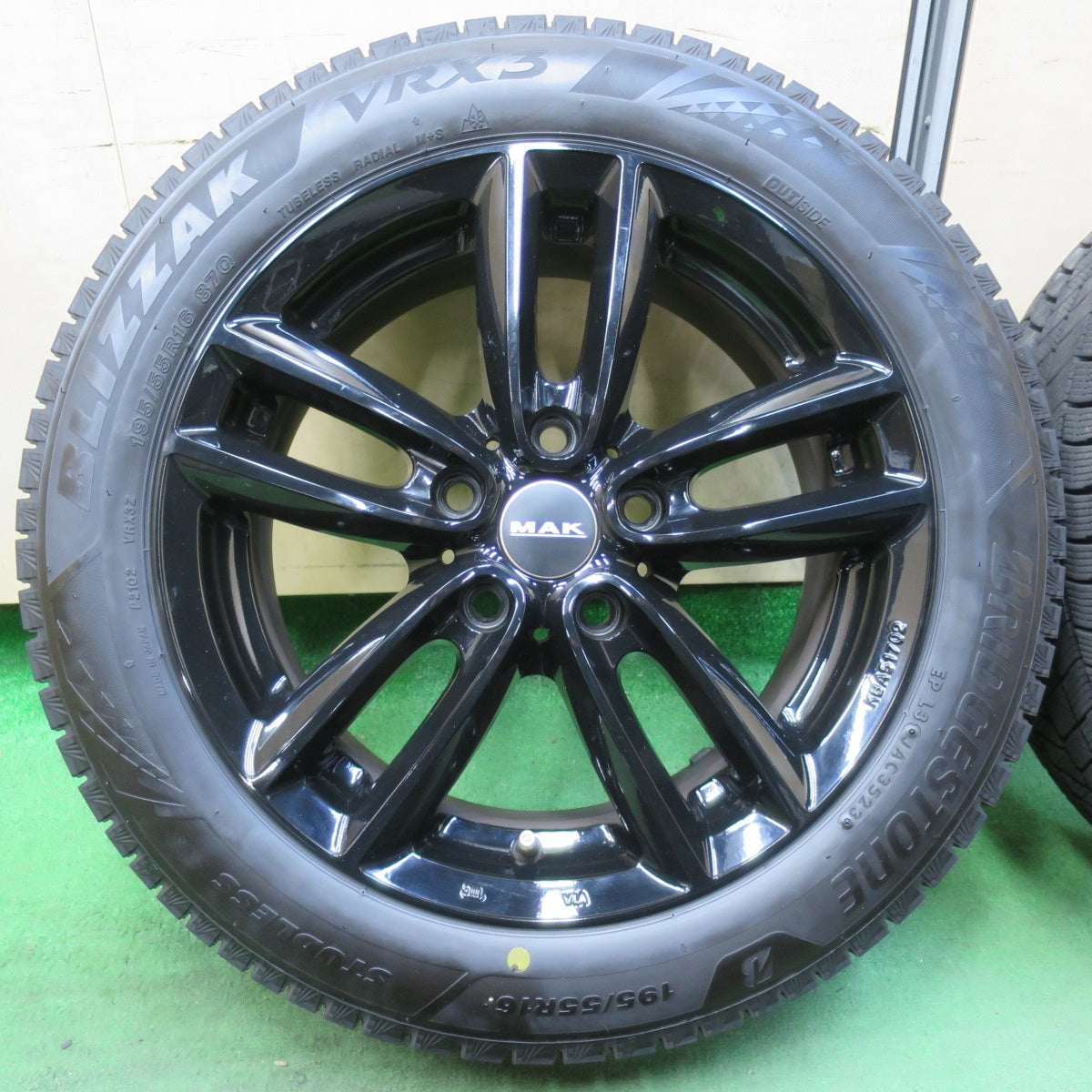[送料無料] バリ溝！23年！キレイ！9.5分★MINI ミニ 等 MAK オクスフォード 195/55R16 スタッドレス ブリヂストン ブリザック VRX3 16インチ PCD112/5H★5032910イス