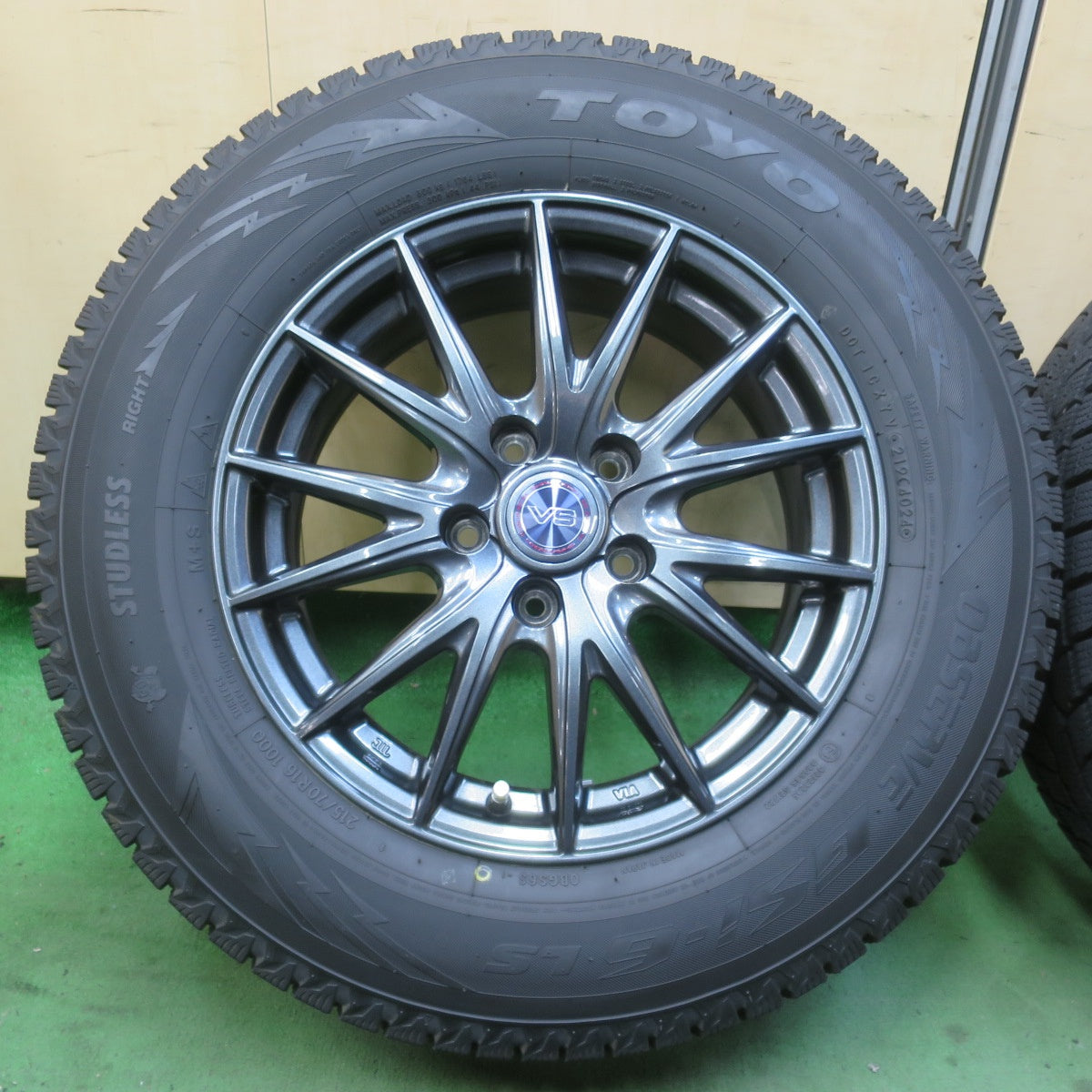 超バリ溝！24年！キレイ！9.5分以上★スタッドレス 215/70R16 トーヨー オブザーブ GSi-6 LS SHAKEDOWN VS シェイクダウン 16インチ PCD114.3/5H★6030302イス