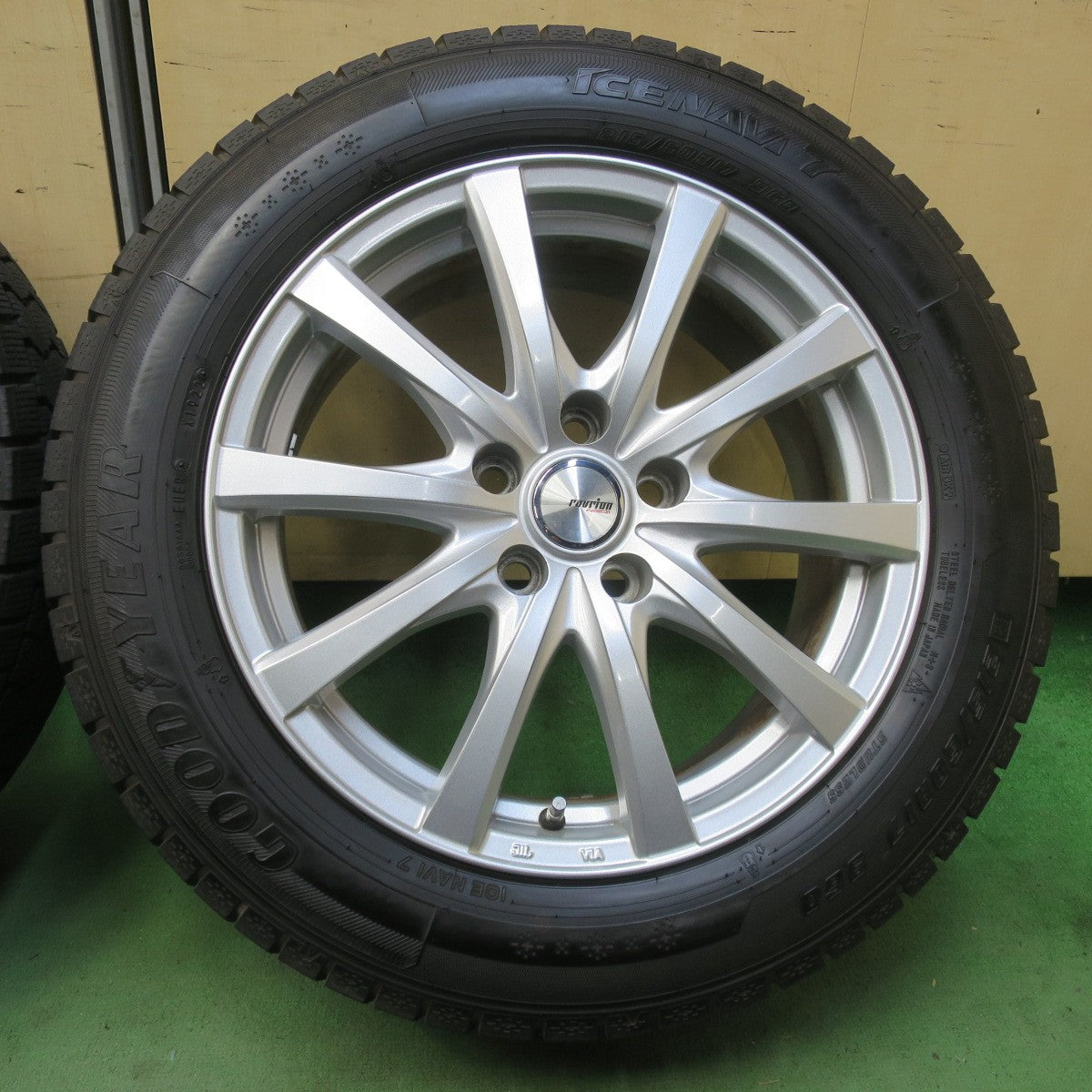 超バリ溝！22年！キレイ！ほぼ10分★スタッドレス 215/60R17 グッドイヤー アイスナビ7 ravrion RS01 ラブリオン 17インチ PCD114.3/5H★6041605イス