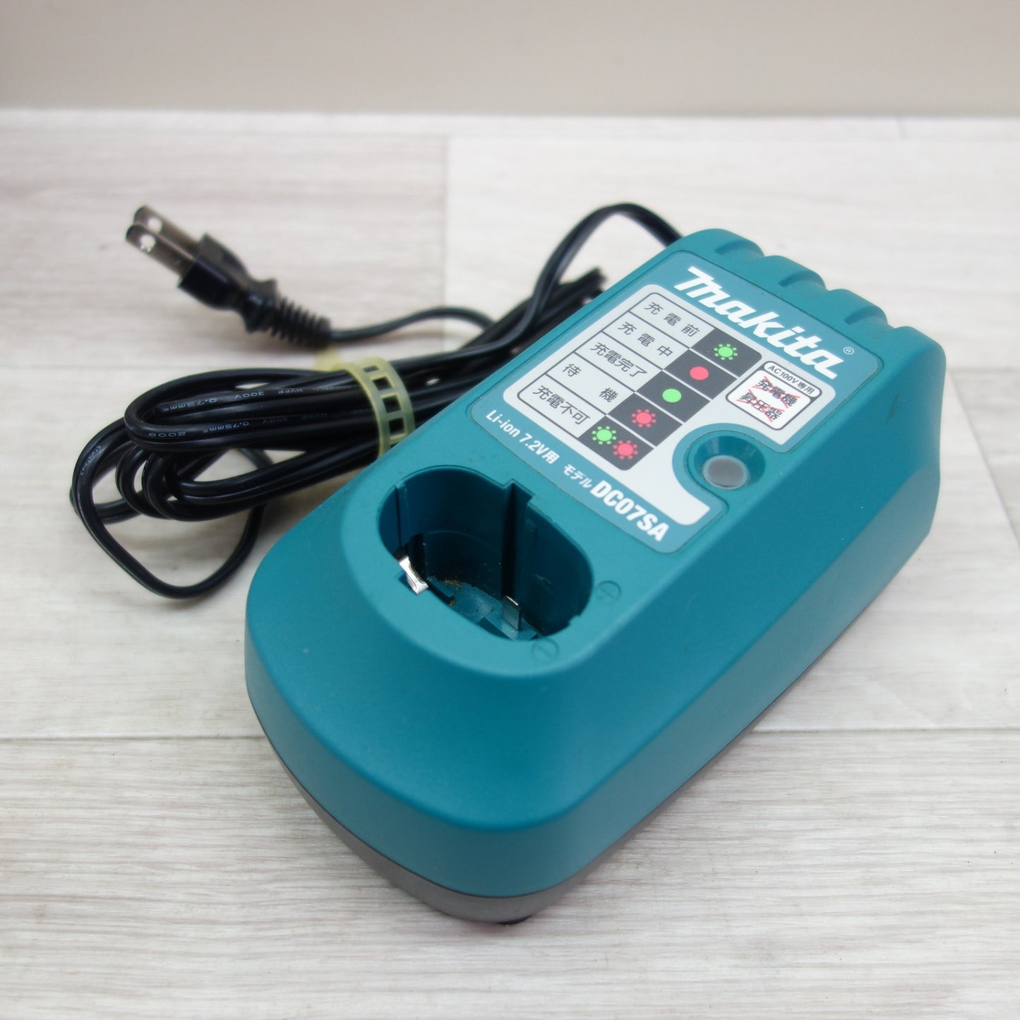 [送料無料] ☆マキタ 充電式 ペン インパクトドライバ TD020DS 電動 工具 7.2V makita 充電器 バッテリー☆