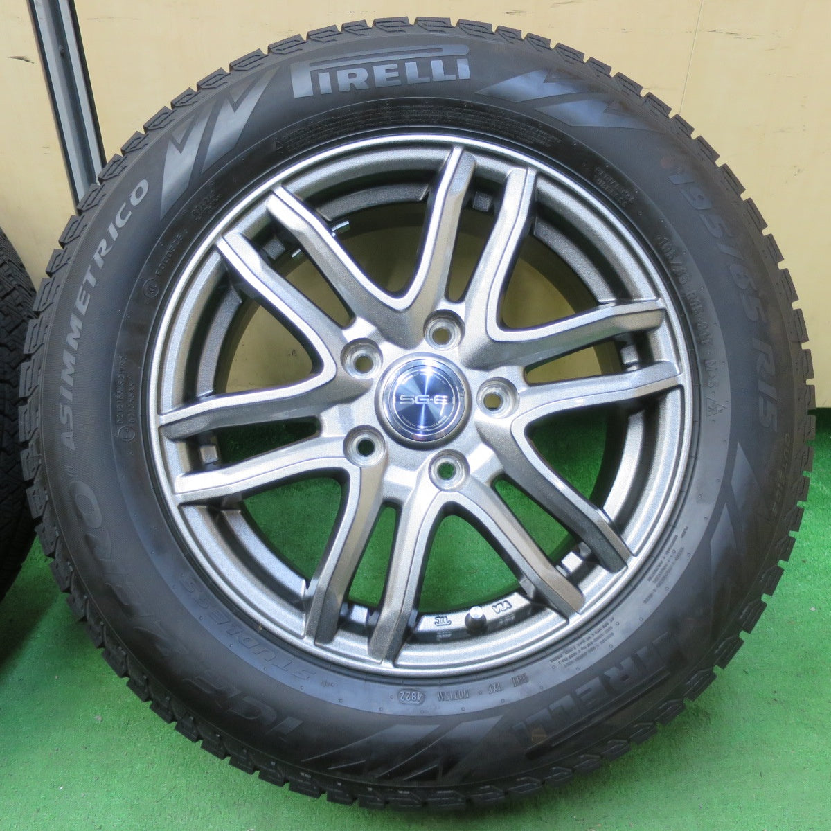 [送料無料] バリ溝！22年！キレイ！ほぼ10分★スタッドレス 195/65R15 ピレリ アイスゼロ アシンメトリコ SG-E 15インチ PCD114.3/5H★4093017イス