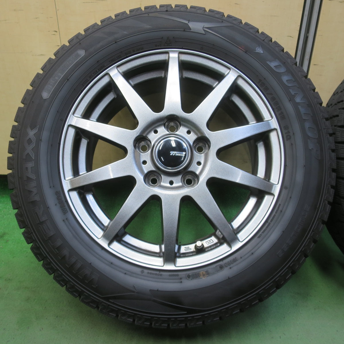 バリ溝！23年！キレイ！9分★スタッドレス 195/65R15 ダンロップ ウインターマックス WM02 Ti WHEELS 社外 アルミ 15インチ PCD114.3/5H★6052606イス