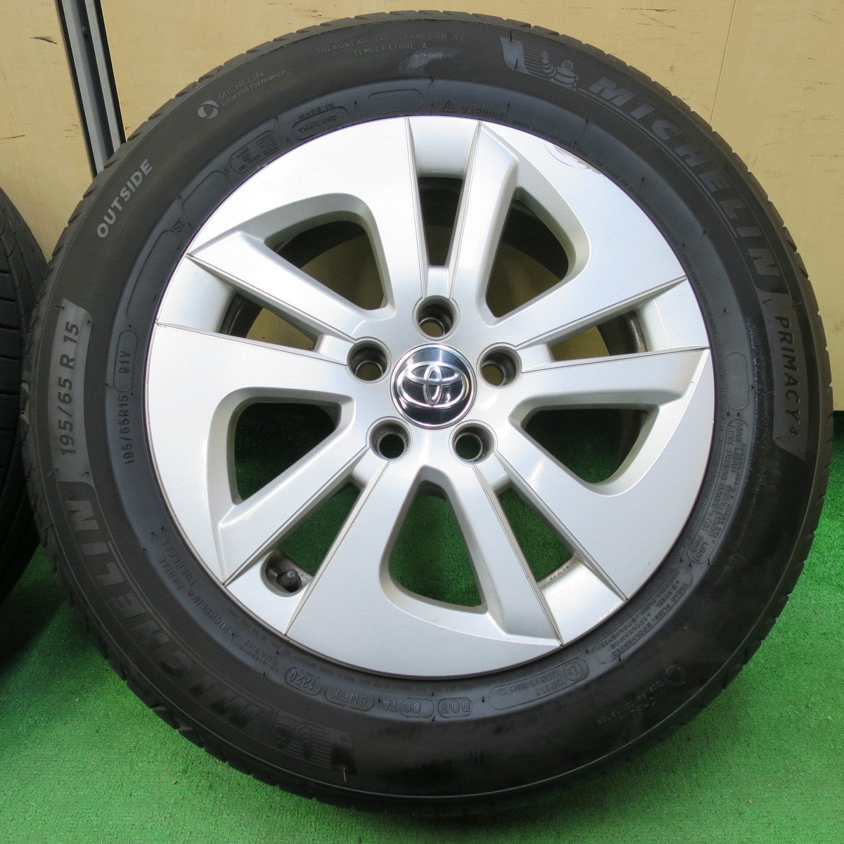 *送料無料* バリ溝！20年！8.5分★トヨタ 50系 プリウス 純正 195/65R15 ミシュラン プライマシー4 15インチ PCD100/5H★4061404イノ