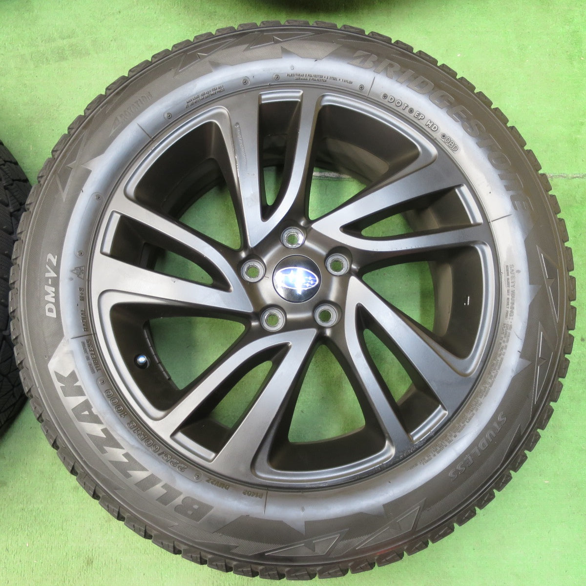 [送料無料] バリ溝！8.5分★スバル VM系 レヴォーグ 純正 225/60R18 スタッドレス ブリヂストン ブリザック DM-V2 18インチ PCD114.3/5H★5020104イス