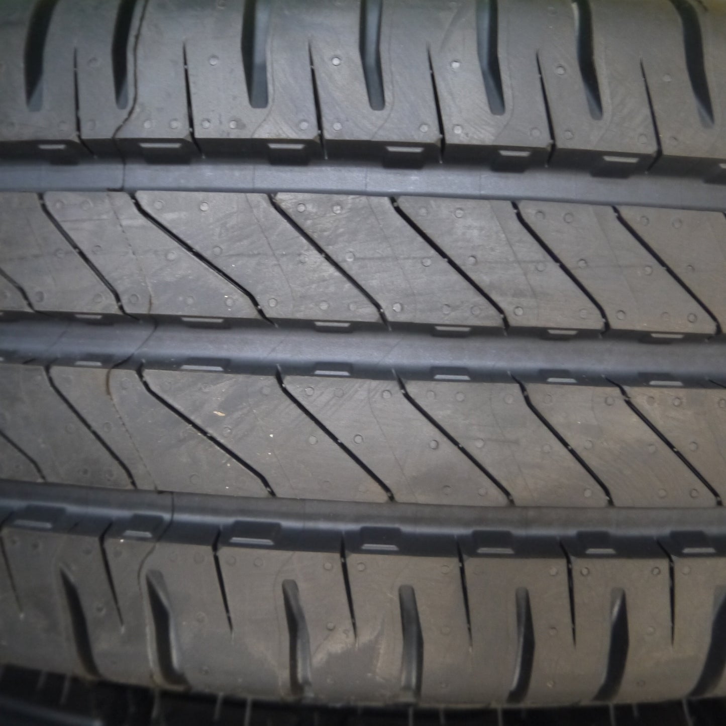 *送料無料* 未使用！24年★ハイエース等 ROADMAX MiD 195/80R15 ミシュラン AGILIS3 ロードマックス 15インチ PCD139.7/6H★4061407Hノ