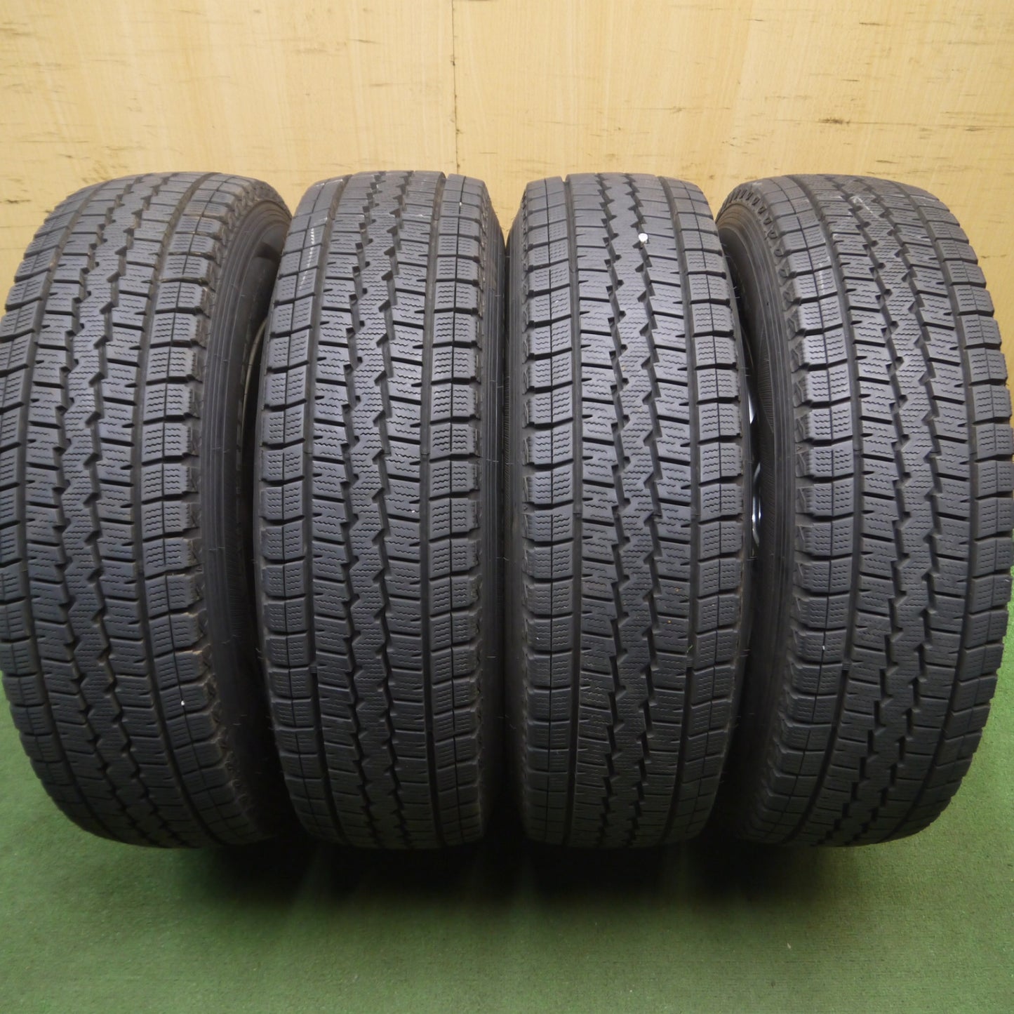 *送料無料* バリ溝！キレイ！9.5分★スタッドレス 195/80R15 ダンロップ ウインターマックス SV01 KEELER weds キーラー 15インチ PCD139.7/6H★4062105Hス