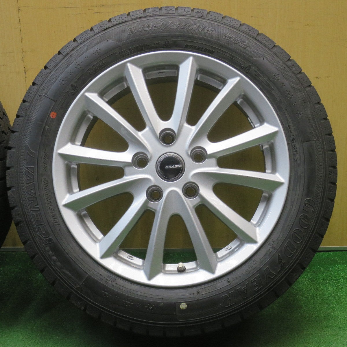 バリ溝！22年！キレイ！9.5分以上★スタッドレス 195/60R16 グッドイヤー アイスナビ7 QRASIZ VS6 KOSEI クレイシズ 16インチ PCD114.3/5H★6042704NJス