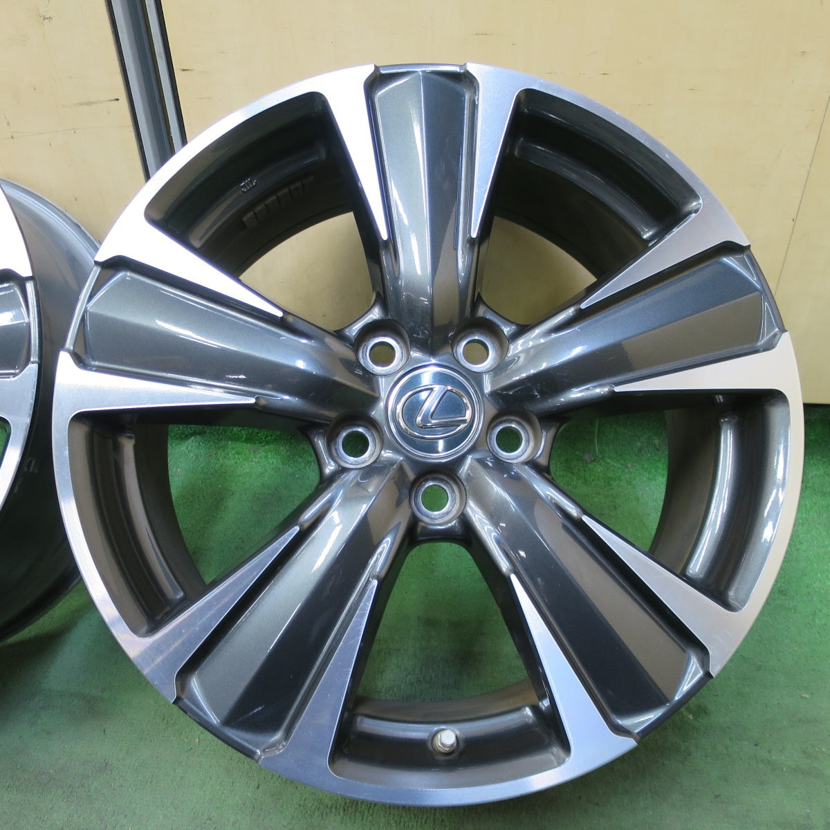 センサー付き！キレイ★レクサス UX バージョンL 純正 ホイール 18インチ 18×7J PCD114.3/5H★6071703NGホ