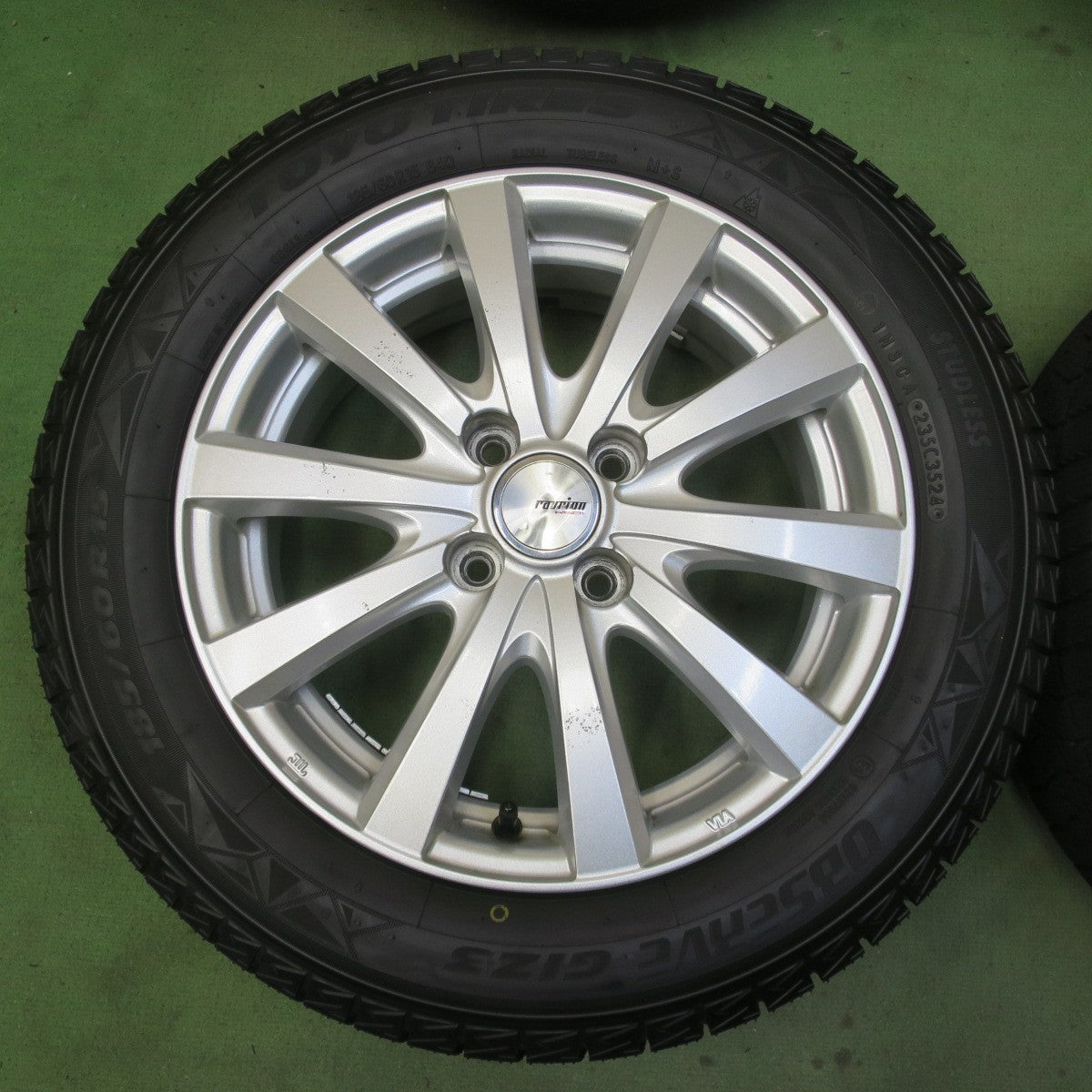 バリ溝！24年！キレイ！ほぼ10分◎スタッドレス 185/60R15 トーヨー オブザーブ GIZ3 ravrion RS01 ラブリオン 15インチ PCD100/4H◎6090909イス
