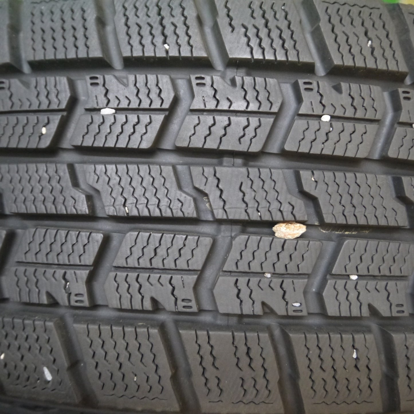 [送料無料] バリ溝！21年！キレイ！9.5分以上★シエンタ 等 185/60R15 スタッドレス グッドイヤー アイスナビ7 VELVA SPORTZ ヴェルヴァ 15インチ PCD100/5H★4120304Hス