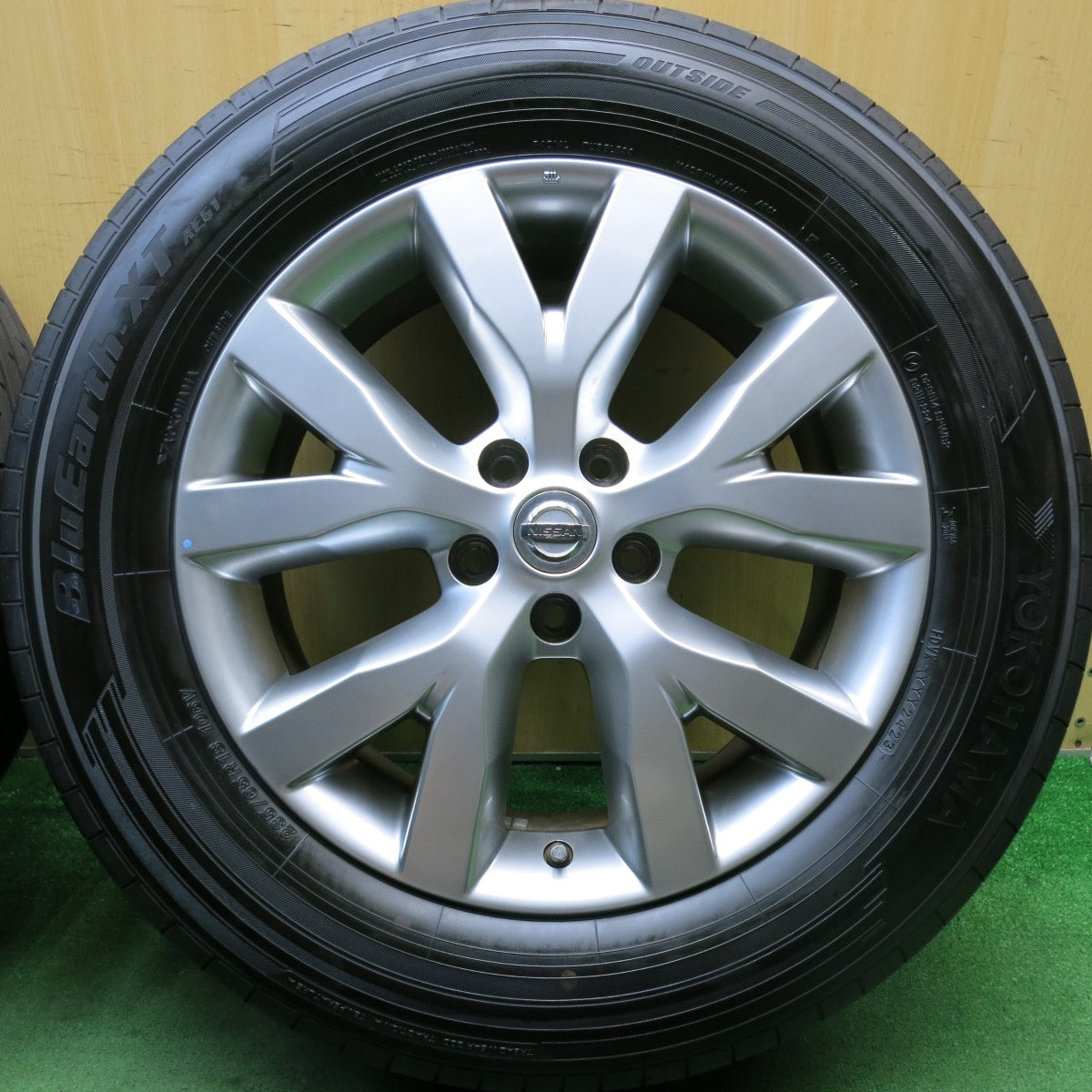 バリ溝！23年！キレイ！9.5分★日産 Z51 ムラーノ 純正 235/65R18 ヨコハマ BluEarth-XT AE61 18インチ PCD114.3/5H★5072708HAノ