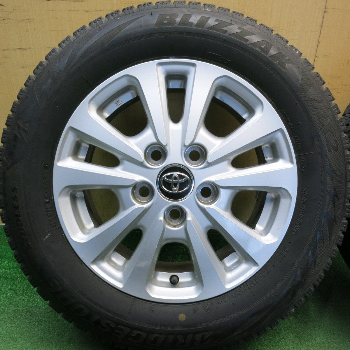 バリ溝！キレイ！9分★トヨタ 80系 ノア ヴォクシー 純正 195/65R15 スタッドレス ブリヂストン ブリザック VRX2 15インチ PCD114.3/5H★6052104HAス