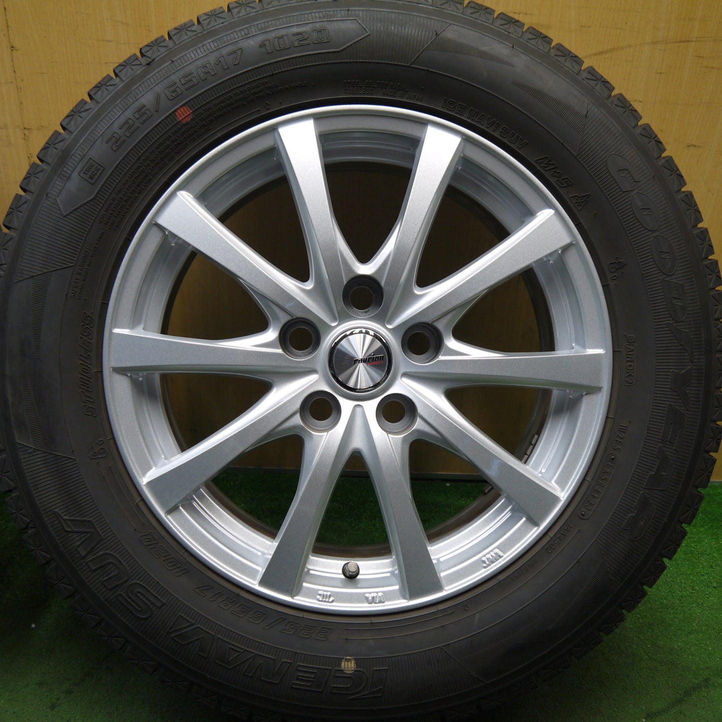 バリ溝！23年！キレイ！9.5分以上★40系 アルファード 等 225/65R17 スタッドレス グッドイヤー アイスナビ SUV ravrion RS01 ラブリオン 17インチ PCD120/5H★5080507Hス