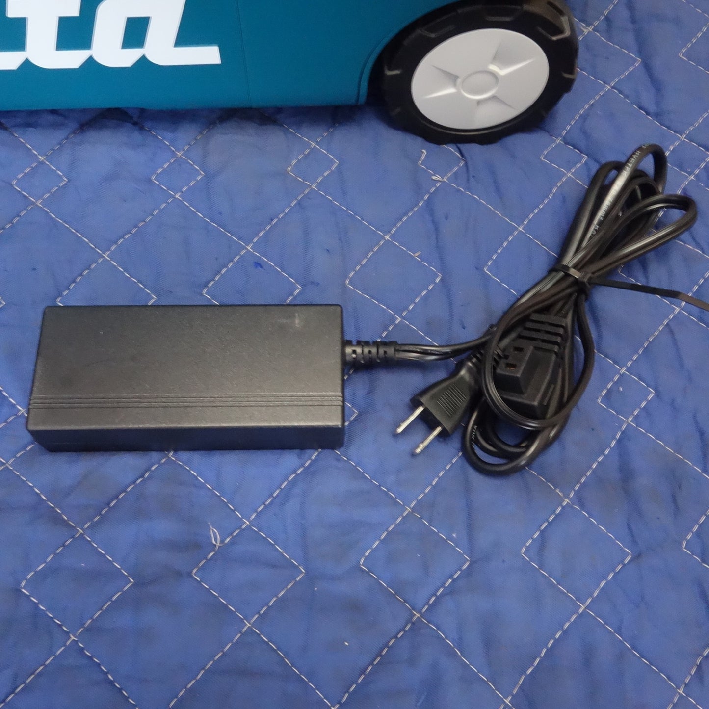 [送料無料] 美品！付属品付き☆マキタ 充電式 保冷温庫 CW180D 容量 20L ポータブル 保冷庫 保温庫 クーラーボックス makita☆