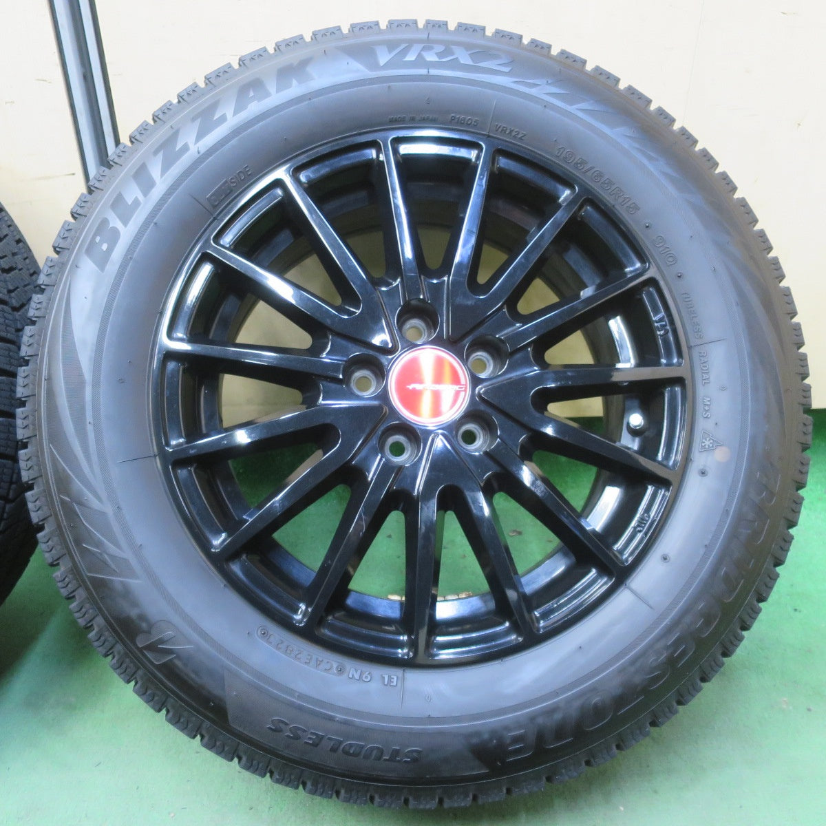バリ溝！23年！キレイ！9.5分★プリウス 等 195/65R15 スタッドレス ブリヂストン ブリザック VRX2 AIRBERG エアベルグ 15インチ PCD100/5H★6060904イス