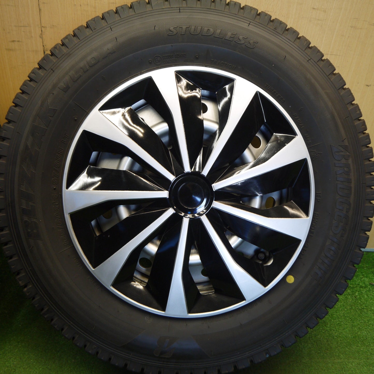 バリ溝！24年！キレイ！9.5分以上★トヨタ タウンエース 等 純正 スチール 165/80R14 97/95N スタッドレス ブリヂストン ブリザック VL10A 14インチ PCD114.3/5H★6042705Hス