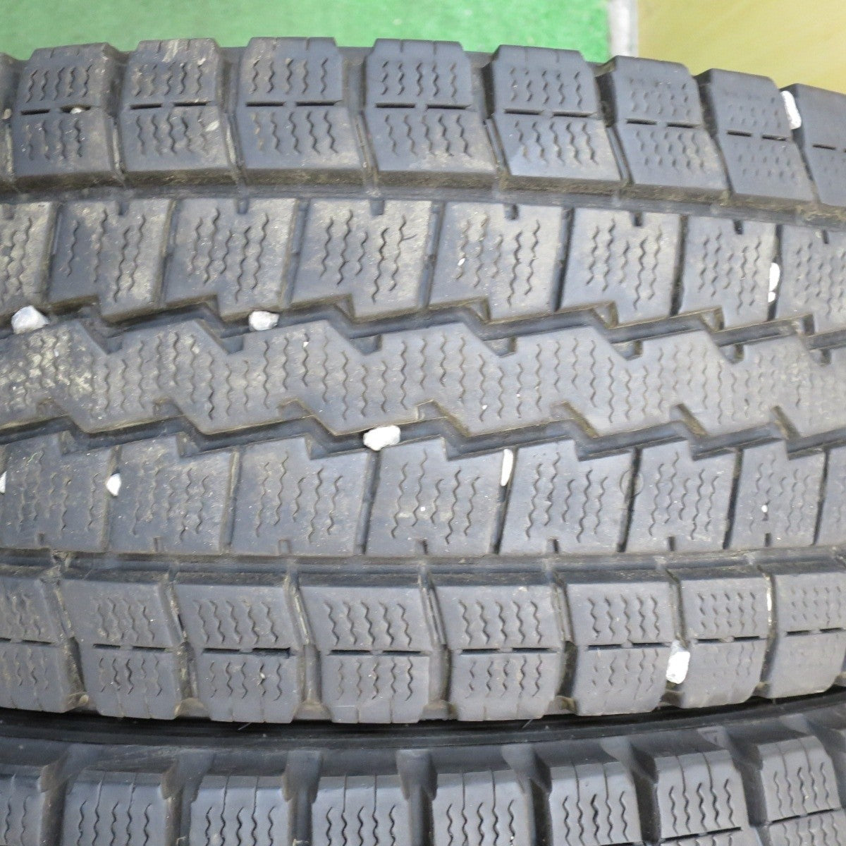 バリ溝！8.5分★トラック タイヤ 205/70R16 111/109L スタッドレス ダンロップ ウインターマックス LT03★4031504KKスタ