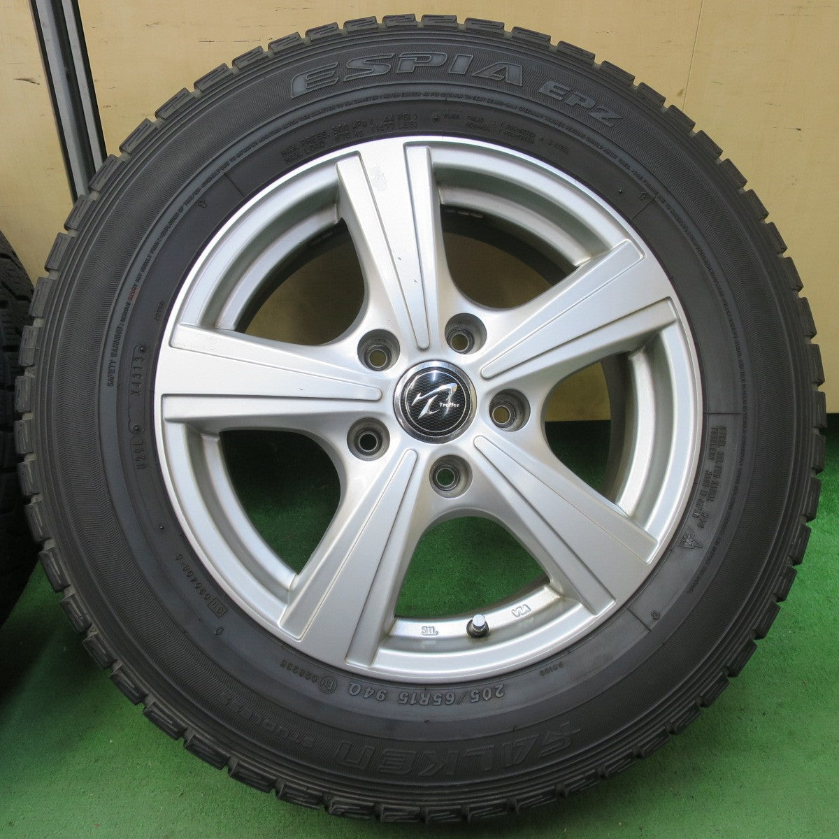 バリ溝！8.5分★スタッドレス 205/65R15 ファルケン エスピア EPZ Treffer トレファー 15インチ PCD114.3/5H★5052705イス