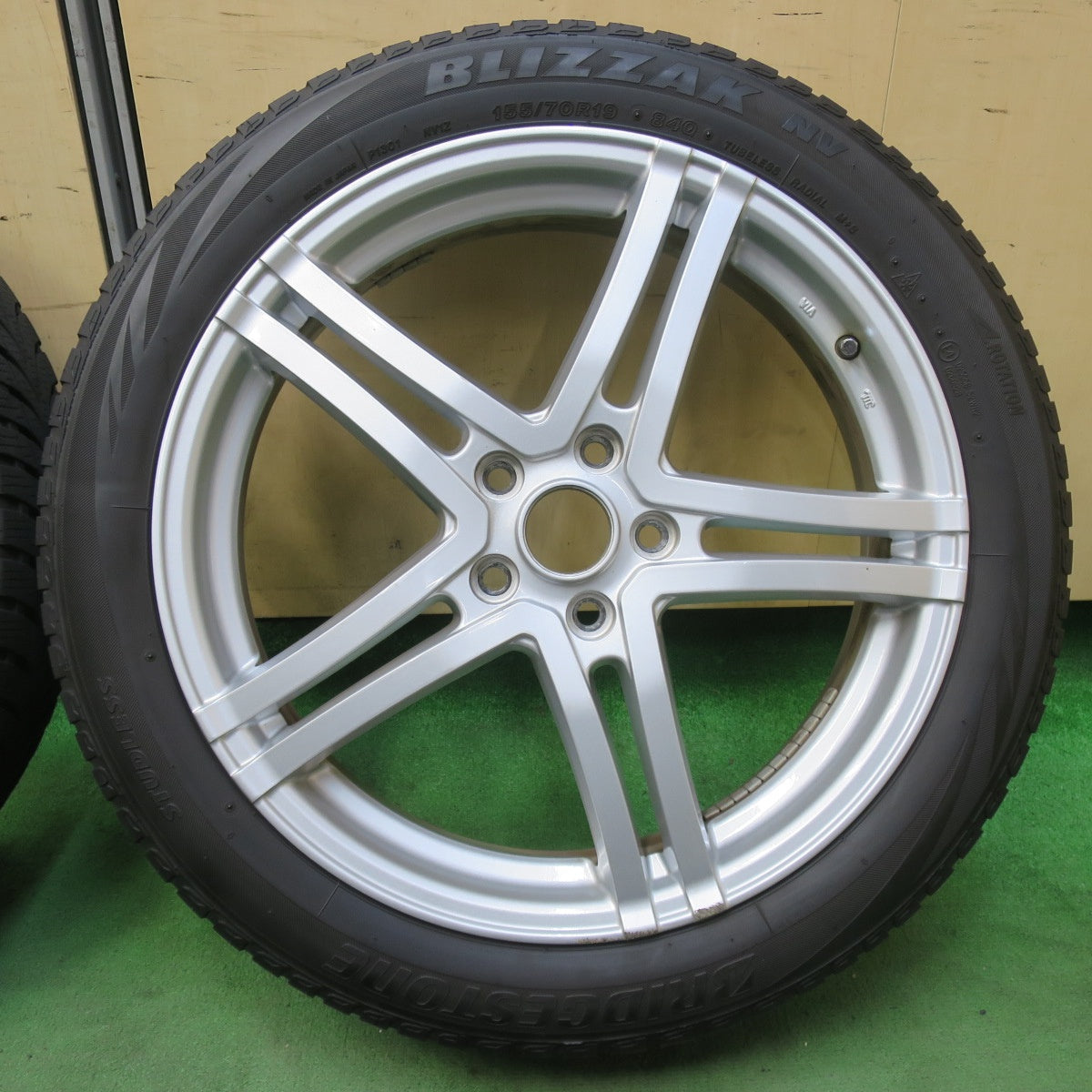 希少 4本価格★BMW i3 等 155/70R19 スタッドレス ブリヂストン ブリザック NV 社外 アルミ 19インチ PCD112/5H★5102703イス
