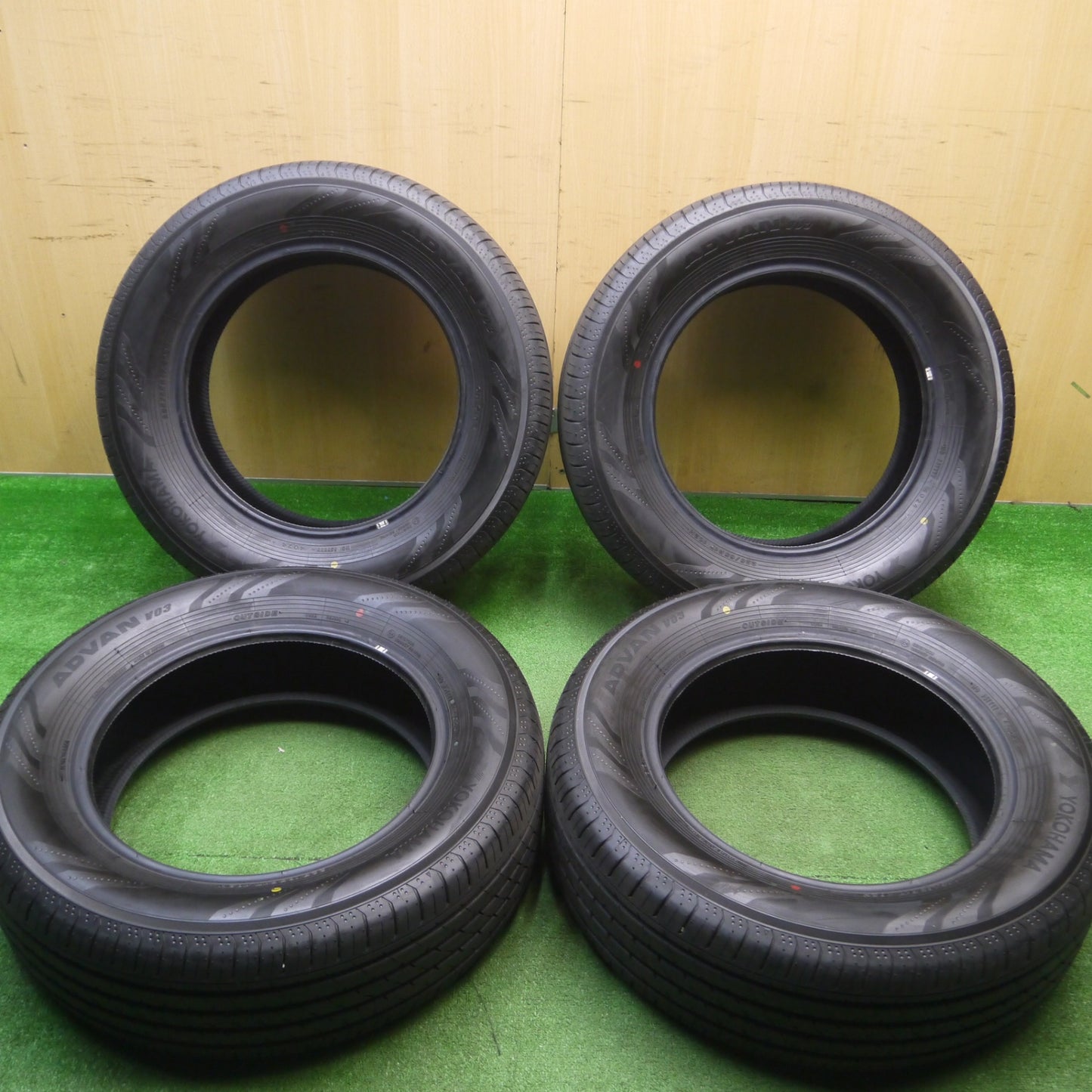 [送料無料] ほぼ新車外し！24年★225/65R17 ヨコハマ アドバン V03 タイヤ 17インチ アルファード ヴェルファイア ハリアー RAV4 等★5010604Hノタ