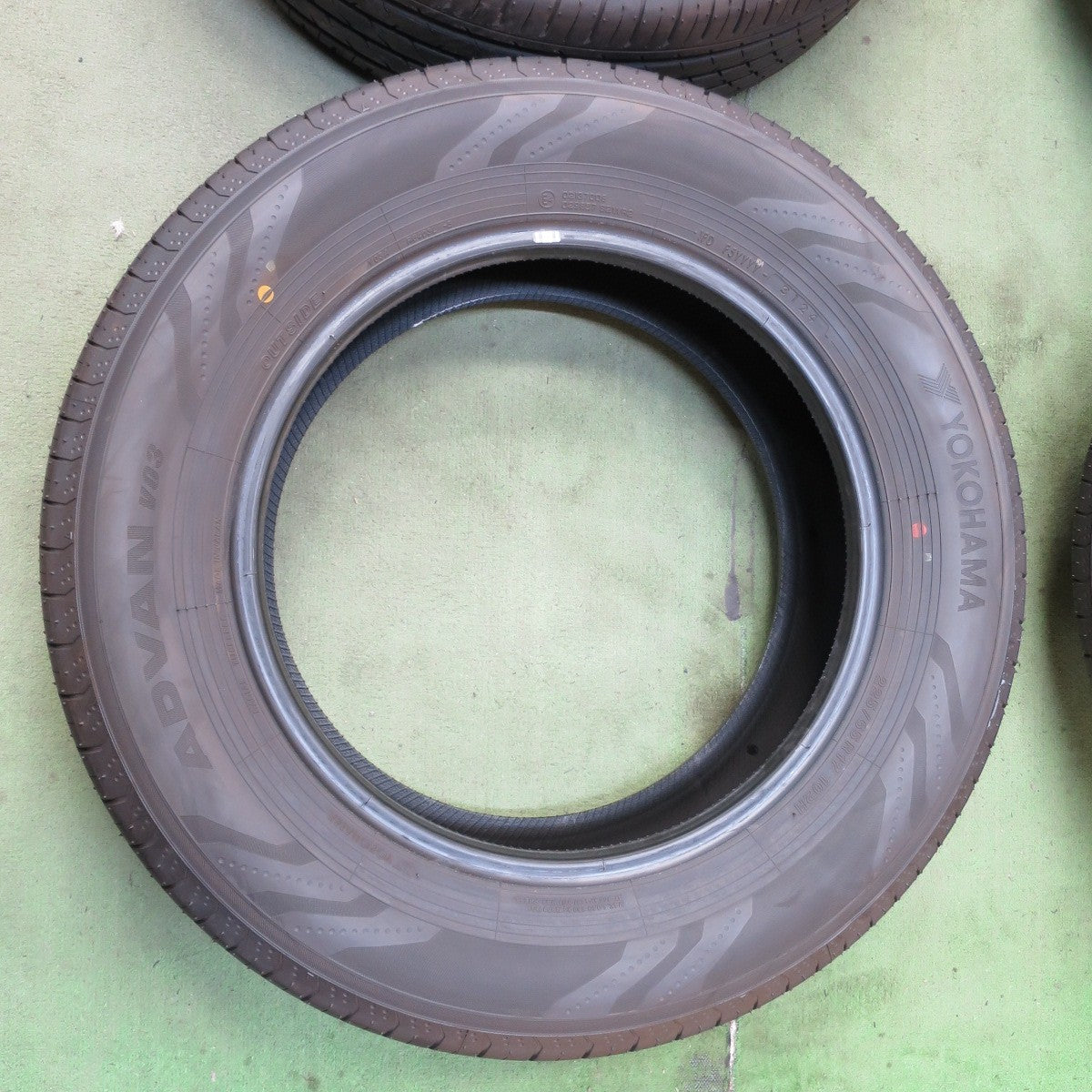 新車外し！24年◎225/65R17 ヨコハマ アドバン V03 タイヤ 17インチ 40系 アルファード ヴェルファイア レクサス NX ハリアー RAV4 等◎6080702NGノタ