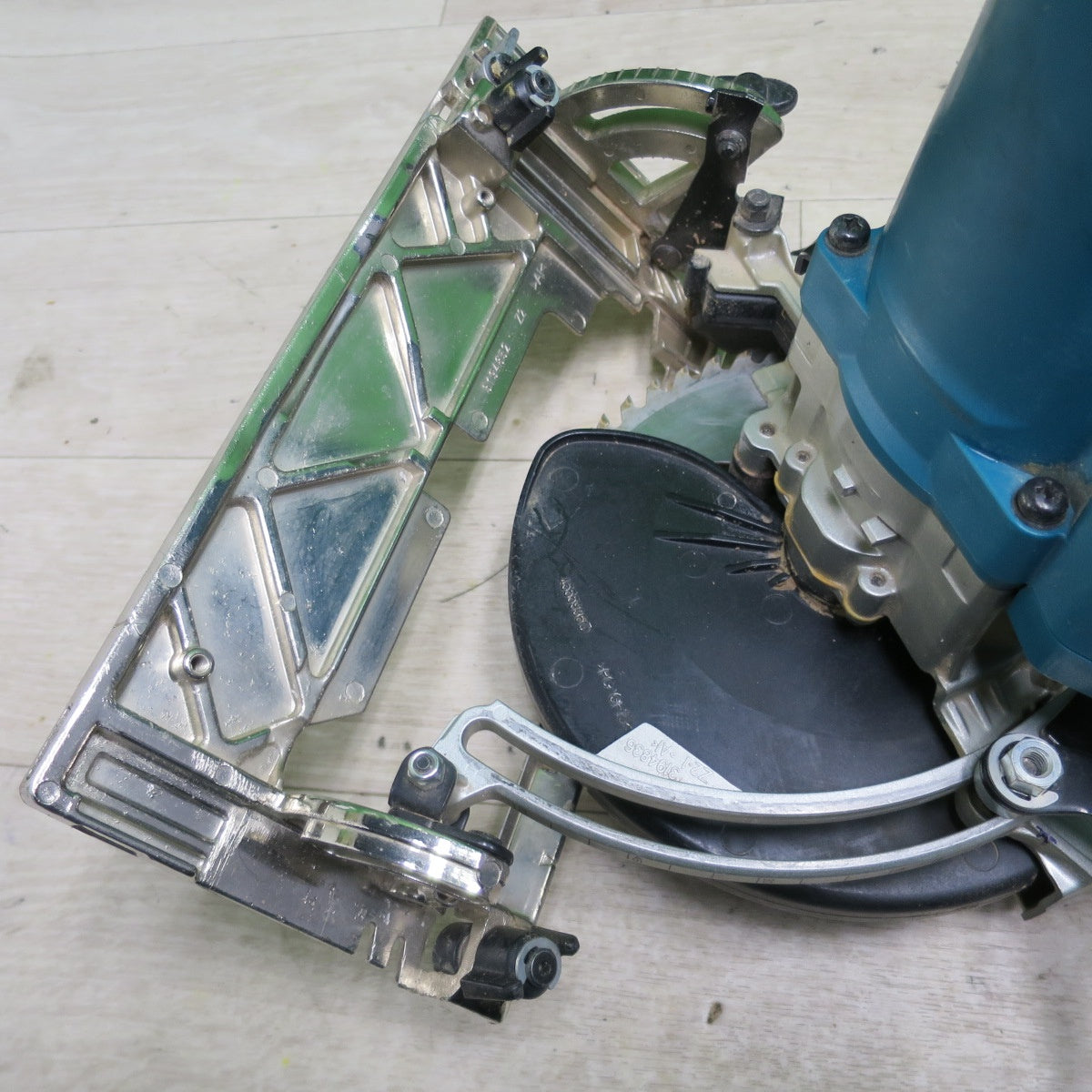 [送料無料] ☆マキタ 165mm 電気 マルノコ 100V HS6301 丸ノコ 丸のこ 丸鋸 切断機 電動 工具☆