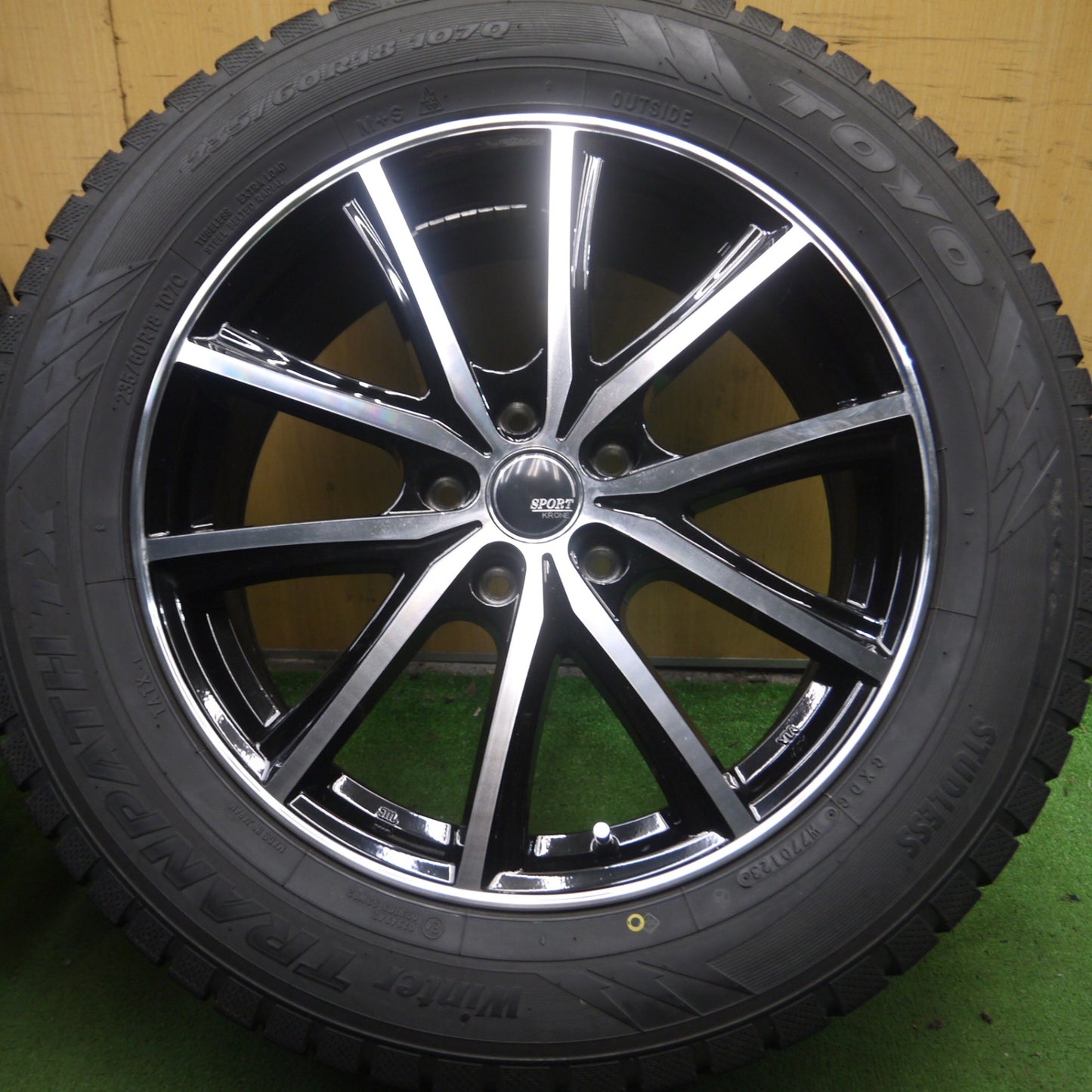 *送料無料* 超バリ溝！23年！9.5分以上★スタッドレス 235/60R18 トーヨー ウインター トランパス TX SPORT KRONE 18インチ PCD114.3/5H★4032512Hス