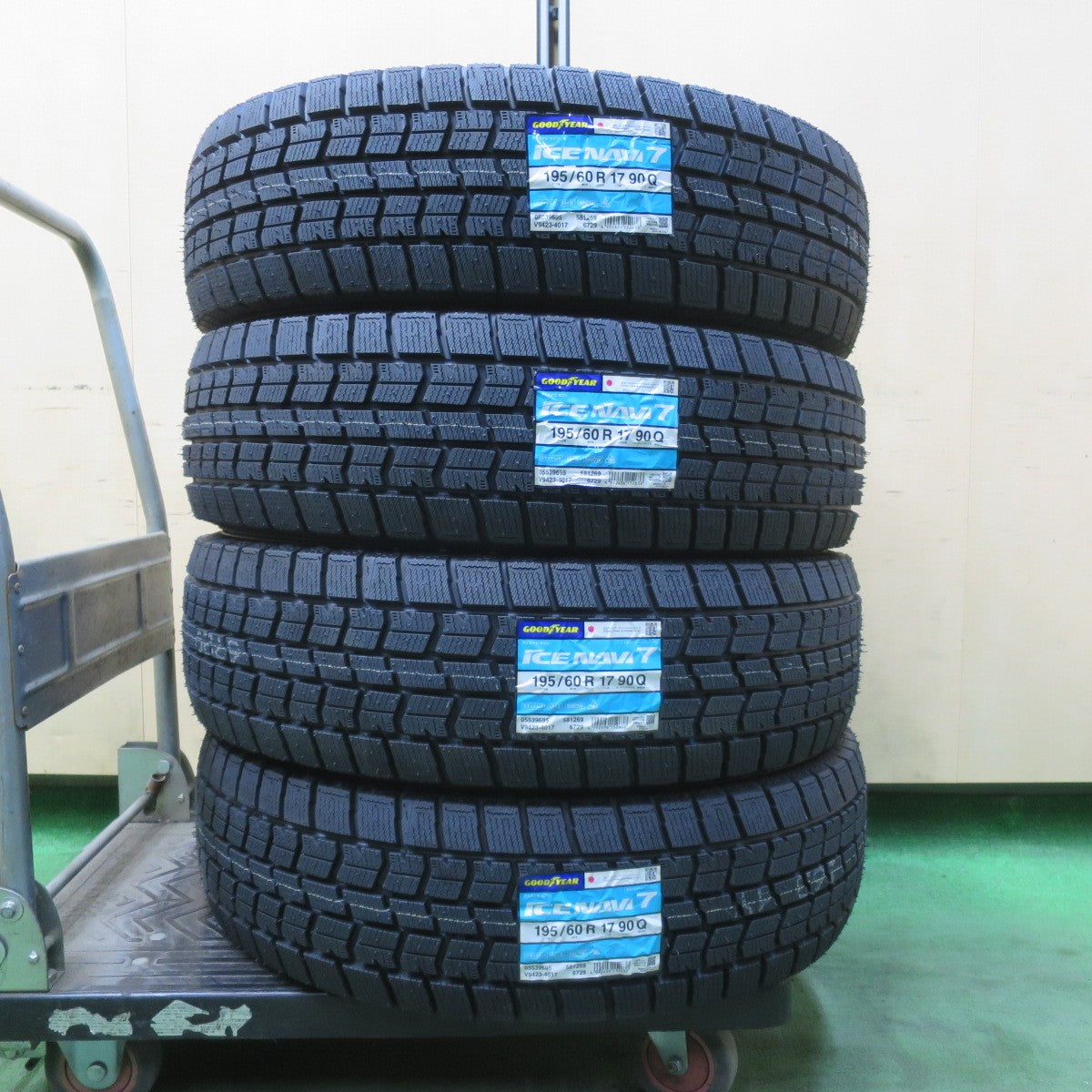 未使用！25年★スタッドレス 195/60R17 グッドイヤー アイスナビ7 タイヤ 17インチ ライズ ロッキー 60系 プリウス 等★6030414イスタ