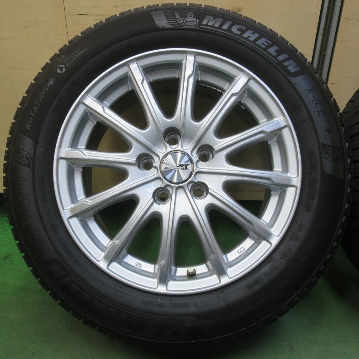 バリ溝！キレイ！ほぼ10分◎スタッドレス 205/60R16 ミシュラン X-ICE3+ ENCOUGAR エンクーガー 16インチ PCD114.3/5H◎6090910イス
