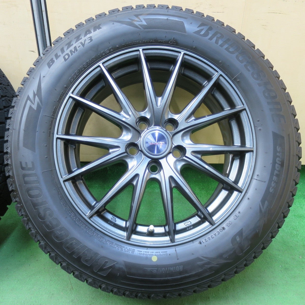 バリ溝！21年！キレイ！9分★スタッドレス 225/65R17 ブリヂストン ブリザック DM-V3 VELVA SPORTZ ヴェルヴァ 17インチ PCD114.3/5H★5021710イス