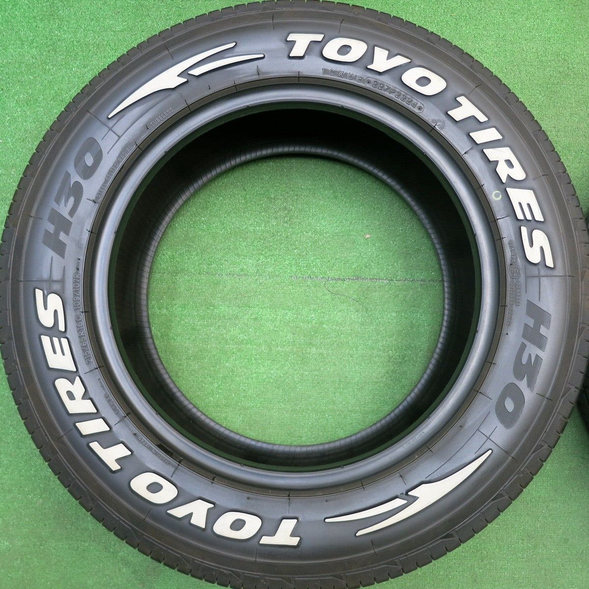 バリ溝！24年！9.5分★215/65R16 109/107R トーヨー タイヤ H30 ホワイトレター 16インチ アルファード ヴェルファイア ハイエース 等★6011805HAノタ