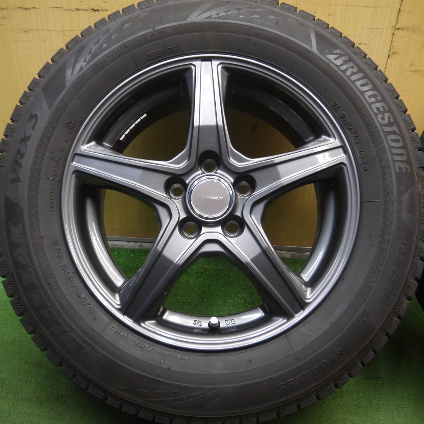 *送料無料* バリ溝！21年！キレイ！9.5分★プリウス 等 195/65R15 スタッドレス ブリヂストン ブリザック VRX3 TOPRUN PCD100/5H★4042408Hス