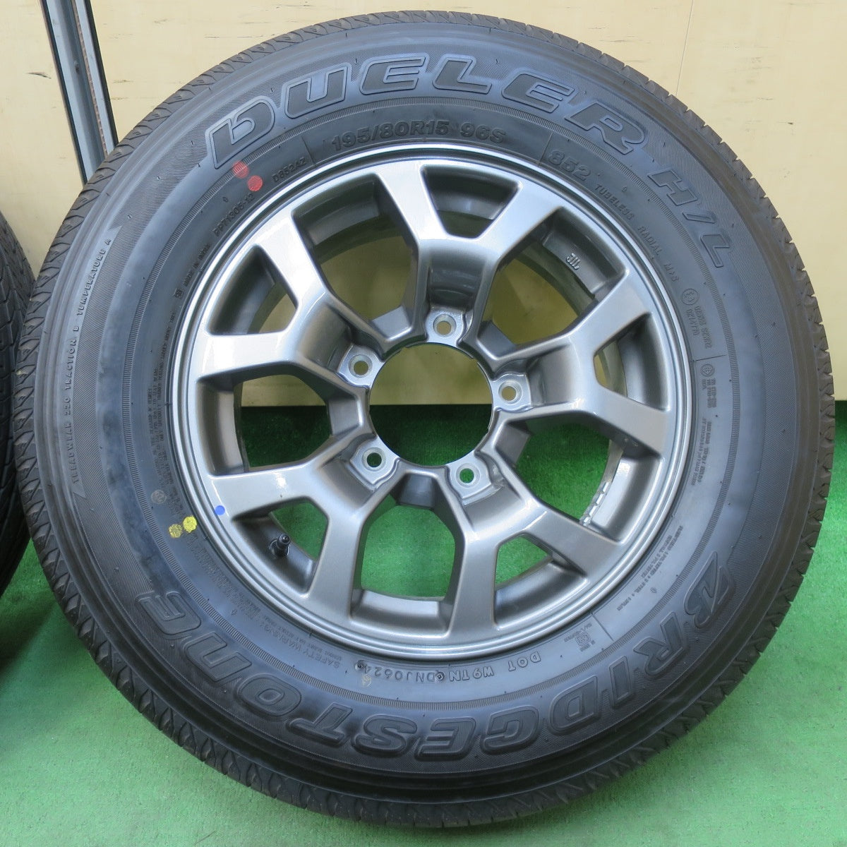 [送料無料] 新車外し！24年★スズキ JB74W ジムニーシエラ 純正 195/80R15 ブリヂストン デューラー H/L 852 15インチ PCD139.7/5H★5032004イノ