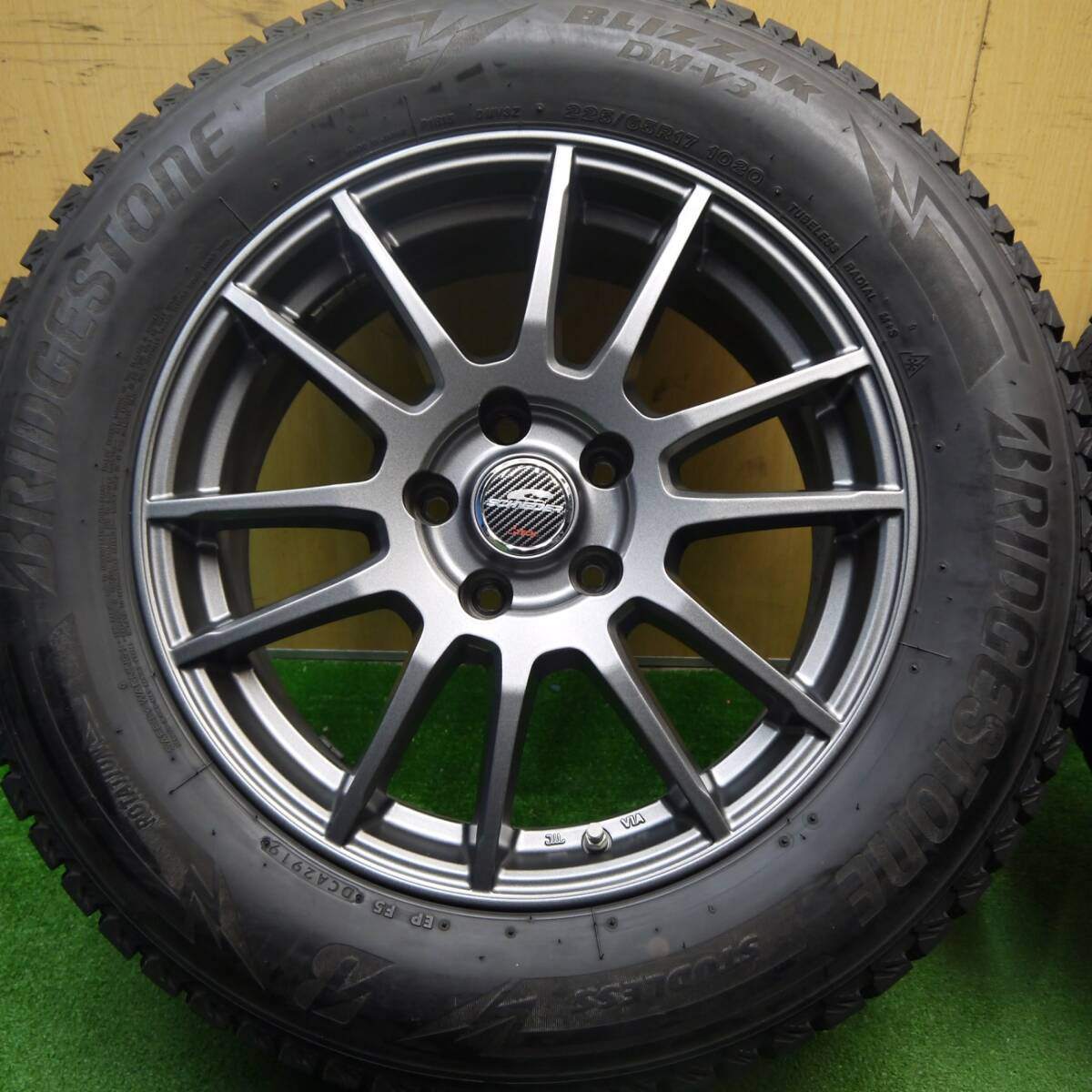 バリ溝！キレイ！9.5分★スタッドレス 225/65R17 ブリヂストン ブリザック DM-V3 SCHNEIDER ATECH シュナイダー 17インチ PCD114.3/5H★5032811Hス