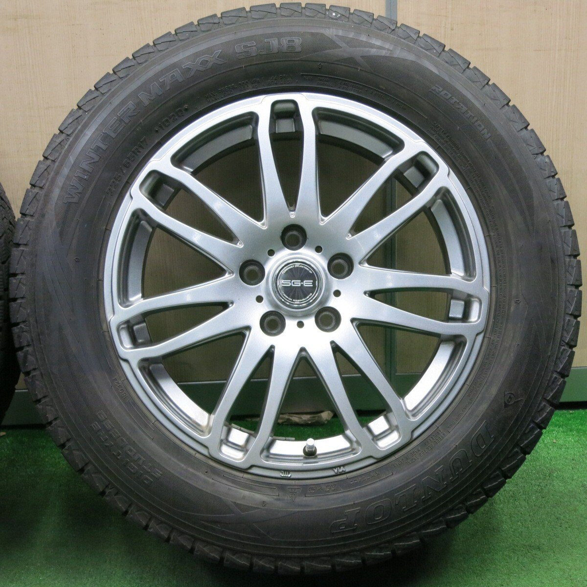 バリ溝！キレイ！9.5分★スタッドレス 225/65R17 ダンロップ ウインターマックス SJ8 SG-E 17インチ PCD114.3/5H★5012106NJス