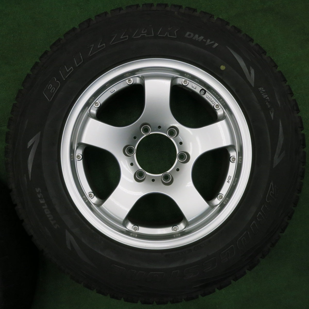 [送料無料] バリ溝！キレイ！8.5分★プラド 等 265/65R17 スタッドレス ブリヂストン ブリザック DM-V1 社外 アルミ 17インチ PCD139.7/6H★4112201NJス