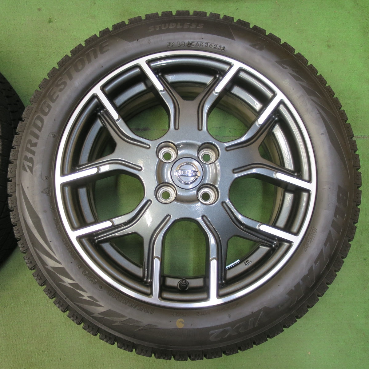 バリ溝！23年！キレイ！9.5分★日産 E12 ノート ニスモ 純正 195/55R16 スタッドレス ブリヂストン ブリザック VRX2 16インチ NISMO PCD100/4H★5072503イス